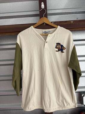 Vintage 90s Acme Clothing Co. Looney Tunes Tasmanian Devil Baseball Henley Shirt